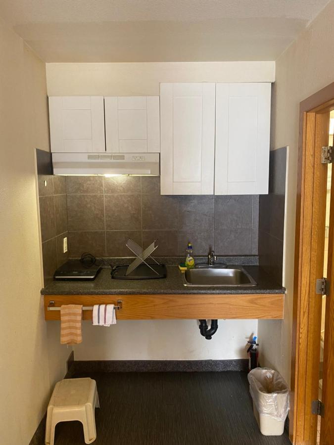 Chinook Motel Lethbridge Εξωτερικό φωτογραφία
