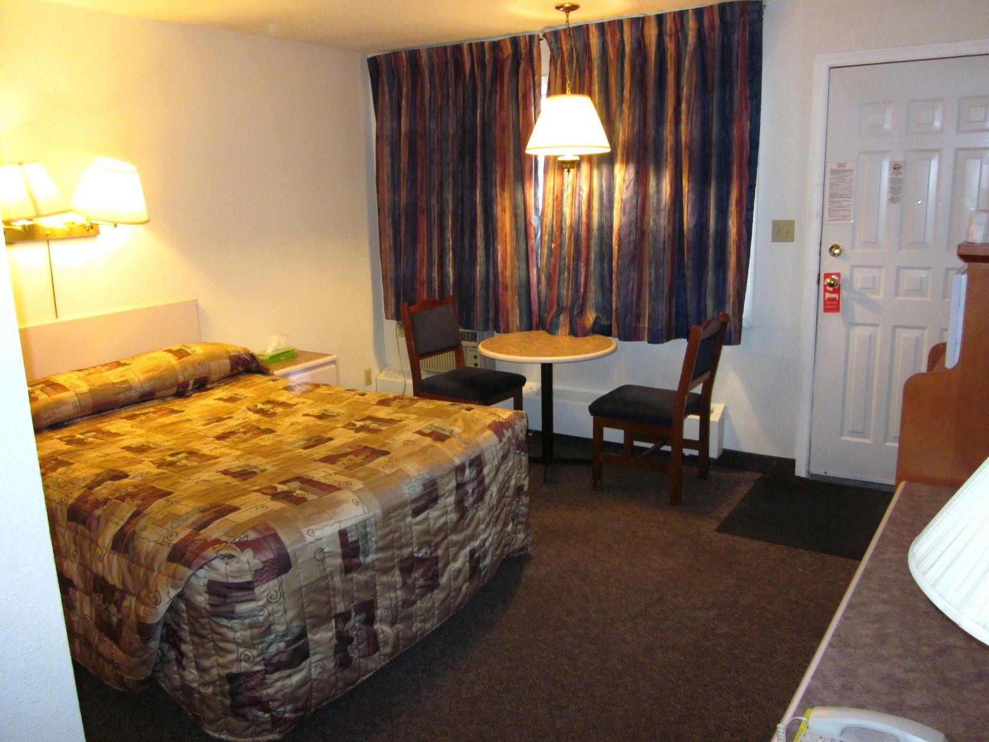 Chinook Motel Lethbridge Εξωτερικό φωτογραφία